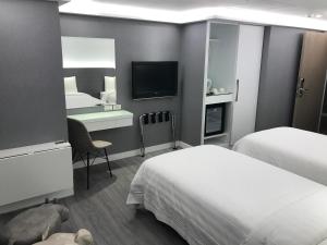 Postel nebo postele na pokoji v ubytování Golden Garden Hotel