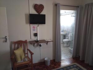 Camera dotata di bagno con servizi igienici e TV. di Caledon Overnight Rooms a Kimberley