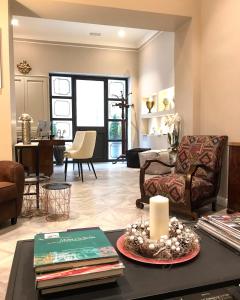 un soggiorno con divano e tavolo di I Mori di Porta Nuova Suite & Terrace a Palermo