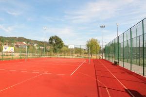 Tenis a/nebo squash v ubytování Obóz partyzancki Gorce nebo okolí