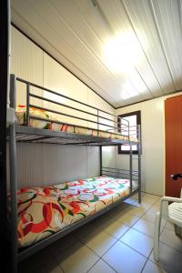 una camera con 2 letti a castello di Camping Giardino a Marina di Massa
