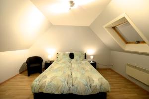 1 dormitorio con 1 cama, 2 mesas y una ventana en Vakantiewoningen t-dorp, en Meetkerke