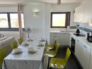 Kuchyň nebo kuchyňský kout v ubytování Ocean View Apartament