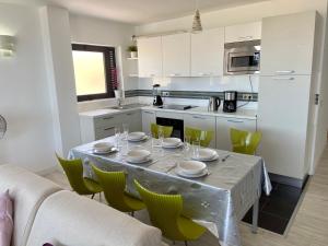 Kuchyň nebo kuchyňský kout v ubytování Ocean View Apartament