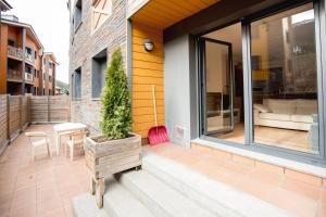a porch with a potted plant on the side of a house at Apartaments Ashome in Canillo