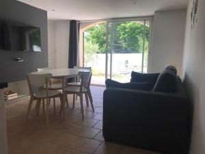 Χώρος καθιστικού στο Duplex pour 2 à 4 personnes avec piscine au coeur des vignes