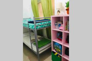 Poschodová posteľ alebo postele v izbe v ubytovaní Appartamento Baby Friendly