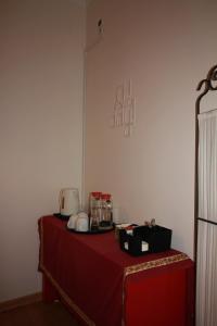 リスボンにあるミラネサの赤いテーブルクロスを掛けたテーブル
