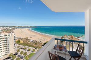 Elle comprend un balcon offrant une vue sur la plage et l'océan. dans l'établissement Heritage Caeli, à Portimão