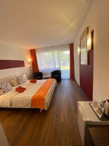 ein Hotelzimmer mit Bett und Schreibtisch in der Unterkunft Hotel Filoxenia in Butjadingen