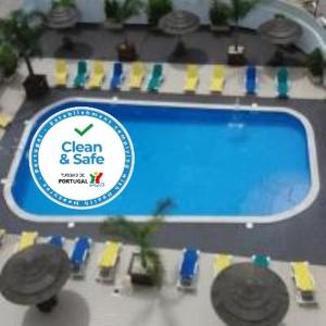 波爾蒂芒的住宿－Gaivota Sun，带有标志的游泳池塑料模型