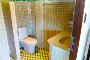 a bathroom with a toilet and a sink at Glass Cottage in Wok Tum