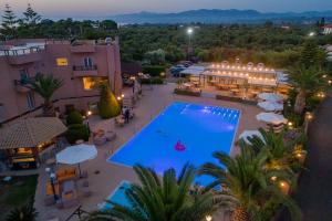 Bazén v ubytování Apollo Resort Art Hotel nebo v jeho okolí
