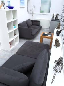 - un salon avec un canapé et une table dans l'établissement Channel View Guest House, à Stoke Fleming