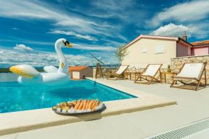 Bazén v ubytování Luxury Villa Allen with Pool nebo v jeho okolí