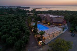Bazén v ubytování Apollo Resort Art Hotel nebo v jeho okolí
