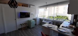 Habitación con cocina con fregadero y ventana. en Torremolinos Suite, en Torremolinos