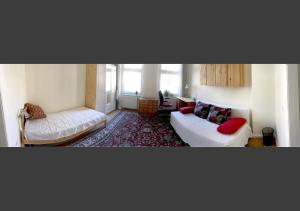 ein Wohnzimmer mit 2 Betten und einem Sofa in der Unterkunft Feldstraße 10 in Lüneburg