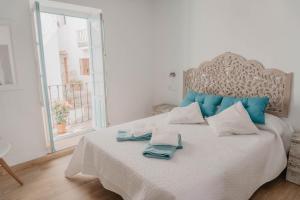 a bedroom with a bed with two towels on it at Casa Calle Real 87 in Frigiliana
