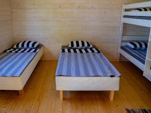 Postel nebo postele na pokoji v ubytování Pakri poolsaare matkaplats