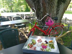 une assiette de nourriture sur une table à côté d'un vélo dans l'établissement Tehtaan Hotelli, à Karkkila