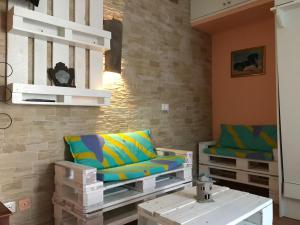 a living room with a couch and two chairs at Il Nido del Gabbiano - Riviera Adriatica in Martinsicuro