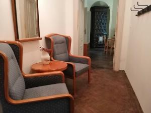un couloir avec des chaises et une table ainsi qu'une salle à manger dans l'établissement Prestige location apartments Pijarska street, à Cracovie