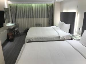 Postel nebo postele na pokoji v ubytování Golden Garden Hotel