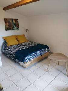 1 dormitorio con 1 cama y 1 silla en studio refait a neuf avec la fibre, en Vaugneray