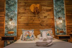 a bedroom with a bed with towels on it at Hotel Posada de las Cuevas in Arcos de la Frontera