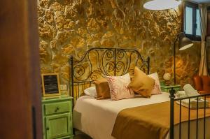 Cama o camas de una habitación en Hotel Posada de las Cuevas