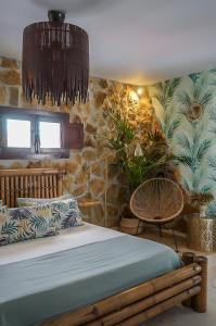En eller flere senger på et rom på Hotel Posada de las Cuevas
