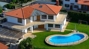 uma vista superior de uma casa com piscina em Relax Vila Kampel em Koper