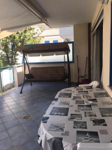 um quarto com uma cama e piso em azulejo em Residenza Le Spiagge em Sperlonga