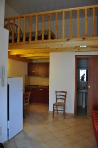 リーパリにあるAppartamenti Oretoの家の中の椅子と階段付きのキッチン