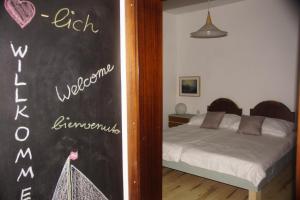 a bedroom with a chalkboard with a bed in it at Vintage 2 Ferienwohnung für 2-3-4 in Schörfling