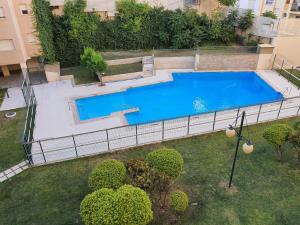 an overhead view of a swimming pool in a yard at Jaen Home in Jaén