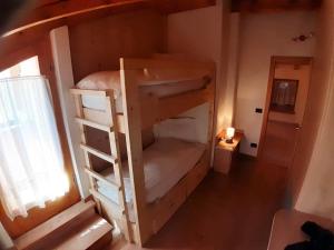 a bunk bed in a room with a window at Appartamento 3cime Stefania in Padola