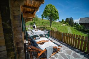 un patio con tavolo e sedie su una casa di Kogljahrerhütte a Wolfsberg