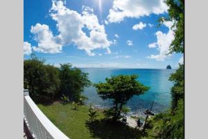 uitzicht op de oceaan vanaf een balkon bij AZUR in Le Diamant