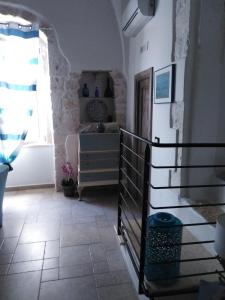 korytarz ze schodami w pokoju z oknem w obiekcie La chiave di Philoxenia w mieście Ostuni