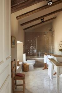 Phòng tắm tại Hotel Caserio Aldeallana