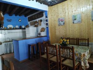 uma cozinha e sala de jantar com mesa e cadeiras em Casa Antoñita em Parauta