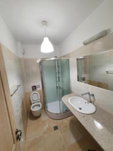 W łazience znajduje się prysznic, umywalka i toaleta. w obiekcie Finiki Villas w mieście Foiníkion