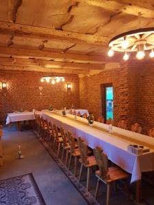 Agroturystyka Sarenka في Podsarnie: غرفة كبيرة مع طاولة وكراسي طويلة