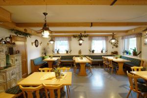 Restaurace v ubytování Gasthof Pension Waldfrieden