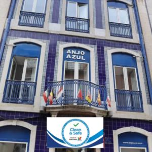 un edificio con un cartello di fronte di Anjo Azul a Lisbona