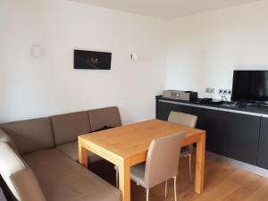 sala de estar con mesa de madera y sofá en Ferienwohnung im Schwarzwald Oberwiesenhof, en Seewald