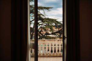 een raam met uitzicht op een hek bij Grand Hotel Excelsior in Chianciano Terme