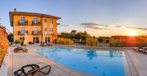 a large swimming pool in front of a building at Hotel Nuova Barcaccia in Peschiera del Garda